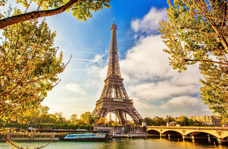 Paris được xem là “Thành phố tình yêu”. Các cặp vợ chồng đều muốn đến đây ít nhất một lần trong đời để tham quan thành phố và nhiều viện bảo tàng xinh đẹp. Tháp Eiffel, biểu tượng của tình yêu, ước tính mỗi năm, ngọn tháp chứng kiến hàng ngàn lời cầu hôn của các cặp yêu nhau. Cứ mỗi giờ đồng hồ, có 20.000 ngọn đèn tỏa ánh sáng lấp lánh trong 5 phút để tăng thêm khung cảnh lãng mạn xung quanh tháp Eiffel.