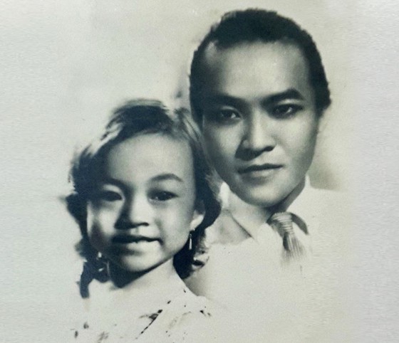Hương Lan lúc nhỏ cùng cha - cố nghệ sĩ Lưu Hữu Phước. 