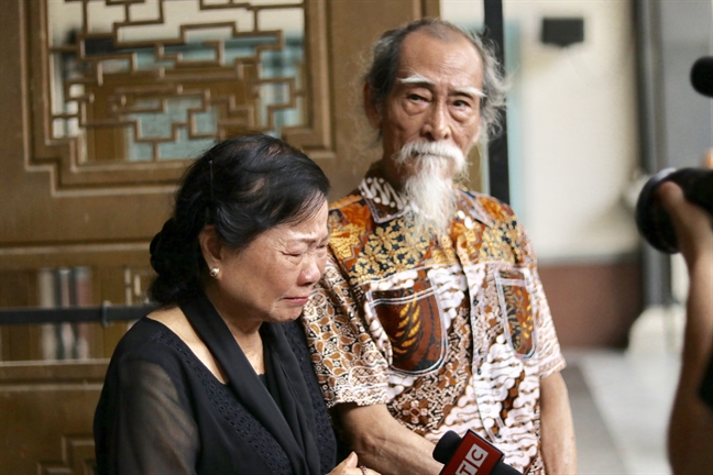 Nhà giáo Mạnh Dung và vợ - nghệ sĩ Thanh Dậu xúc động trước linh cữu của NSND Thế Anh