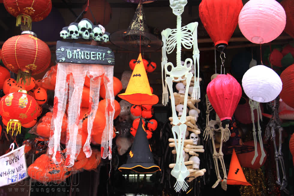 Tại các tuyến đường trên địa bàn TP.HCM như Hậu Giang quận 6, Cách Mạng Tháng Tám quận Tân Bình, Nguyễn Trãi quận 5… đã bắt đầu trưng bày những phụ kiện cho lễ Halloween.