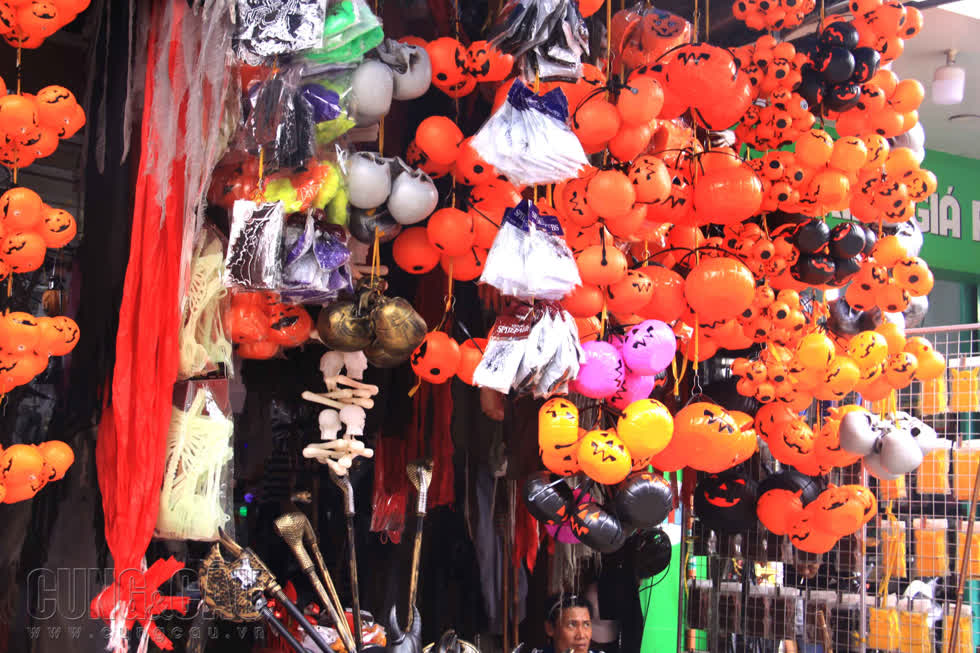               Tại các tuyến đường trên địa bàn TP.HCM như Hậu Giang quận 6, Cách Mạng Tháng Tám quận Tân Bình, Nguyễn Trãi quận 5… đã bắt đầu trưng bày những phụ kiện cho lễ Halloween.        