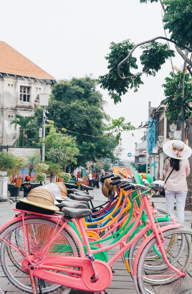   Kota Tua Jakarta: Khu vực này có một số tòa nhà theo phong cách châu Âu cũ vẫn tồn tại. Khách du lịch khi tới đây có thể thuê xe đạp dạo ngắm khu phố. Ảnh: Putu Bagus Susastra Wiguna  