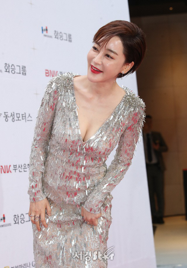 Nữ diễn viên Encounter Kim Hye Eun diện đầm xẻ ngực táo bạo dù đã U50.