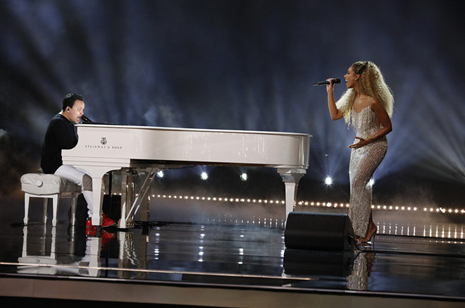 Tiế mục đầy bùng nổ You Are The Reason với nữ ca sĩ Leona Lewis.