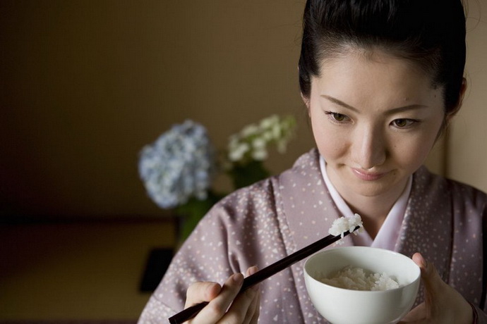   Người Nhật có thói quen đặt đũa xuống sau mỗi lần gắp thức ăn để nhai thật kỹ.  