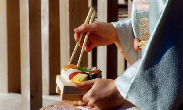  Ẩm thực Nhật chuộng các món nướng, luộc, hầm hoặc ăn sống.  