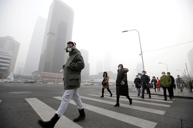 Theo Tổ chức Y tế thế giới nồng độ bụi mịn ở Bắc Kinh cao gấp 4 lần mức cho phép. Ảnh: Reuters.