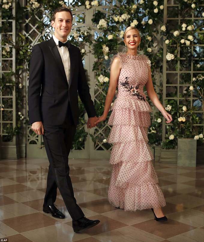   Khi dự quốc yến cùng vợ chồng Tổng thống Pháp tại Nhà Trắng hồi cuối tháng 4, Ivanka xuất hiện rạng người với chiếc váy xếp tầng màu hồng pastel của thương hiệu Rodarte với trị giá khoảng 12.000 USD (gần 300 triệu đồng).   