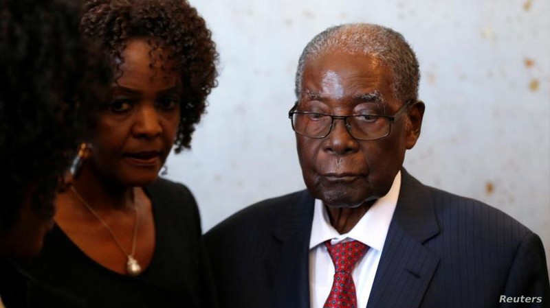 Cựu Tổng thống của Zimbabwe Robert Mugabe và vợ ông, bà Grace bỏ phiếu trong cuộc tổng tuyển cử ở Harare, Zimbabwe, ngày 30/7/2018. Ảnh: Reuters.