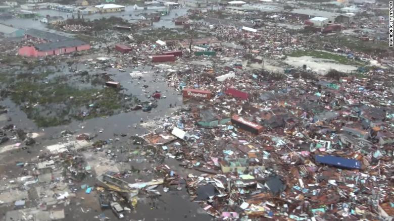Thị trấn Bahamas hoang tàn sau khi siêu bão Dorian quét qua