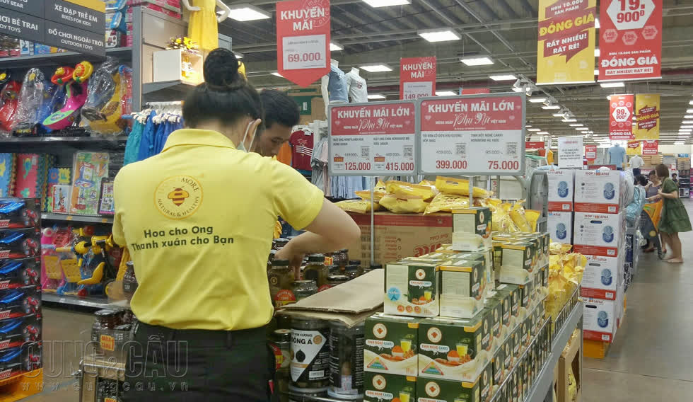 Nhân viên tại siêu thị E-mart đang bắt đầu trưng bày những sản phẩm  giảm giá  dịp 20/10