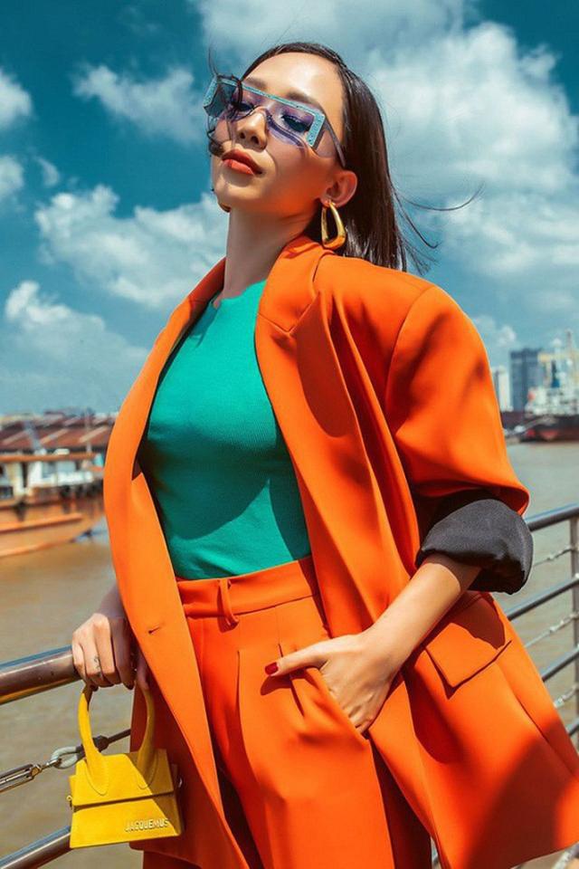 Nữ ca sĩ Tóc Tiên rạng rỡ khi phối chiếc túi cùng bộ trang phục đầy màu sắc.