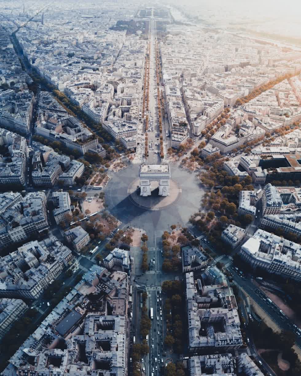   Toàn cảnh khu Khải Hoàn Môn của Paris, nơi 12 đại lộ giao nhau. Ảnh: Henry Do.  