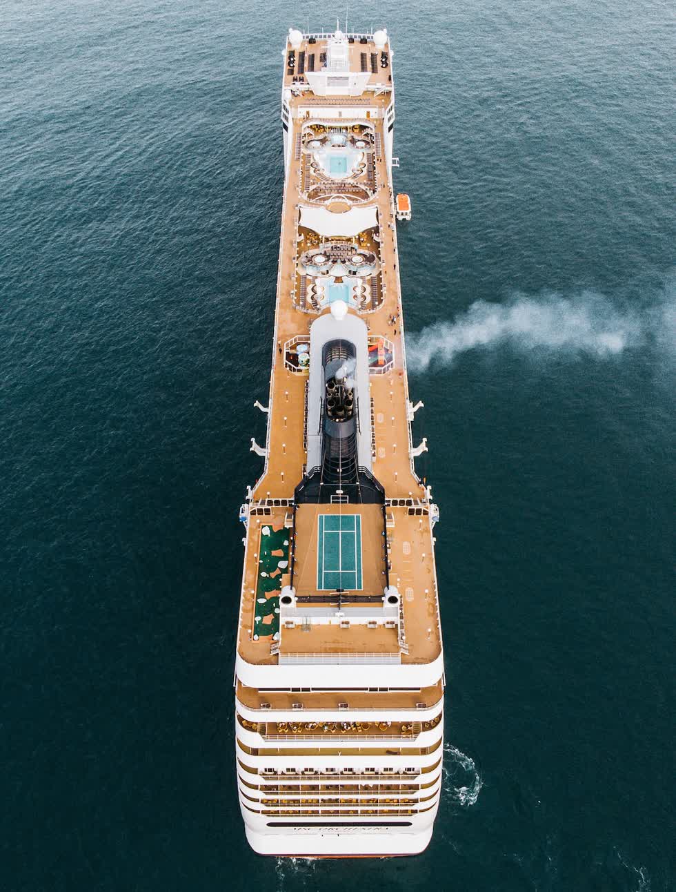   Là người trẻ tuổi nhất lọt vào vòng chung kết  cuộc thi , một nhiếp ảnh gia 18 tuổi đến từ quần đảo Jersey Channel đã chụp chiếc thuyền du lịch thăm bến cảng gần quê hương anh. Ảnh: Cameron Aird.  