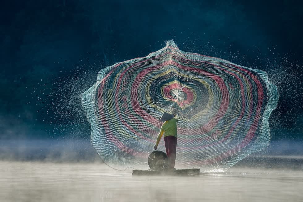   Ngư dân đi chài lưới tại hồ Patenggang. Ảnh: Glenn Valentino.  