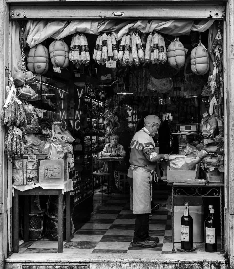   Trong ảnh là một cửa hàng salami ở Rome, quảng trường de la Rotonda. Ảnh: Paula Aranoa.  