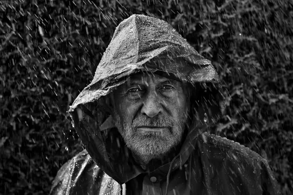   Chân dung tuyệt đẹp về người cha của nhiếp ảnh gia được chụp dưới mưa cơn mưa phùn. Ảnh: Perry Wunderlich.  