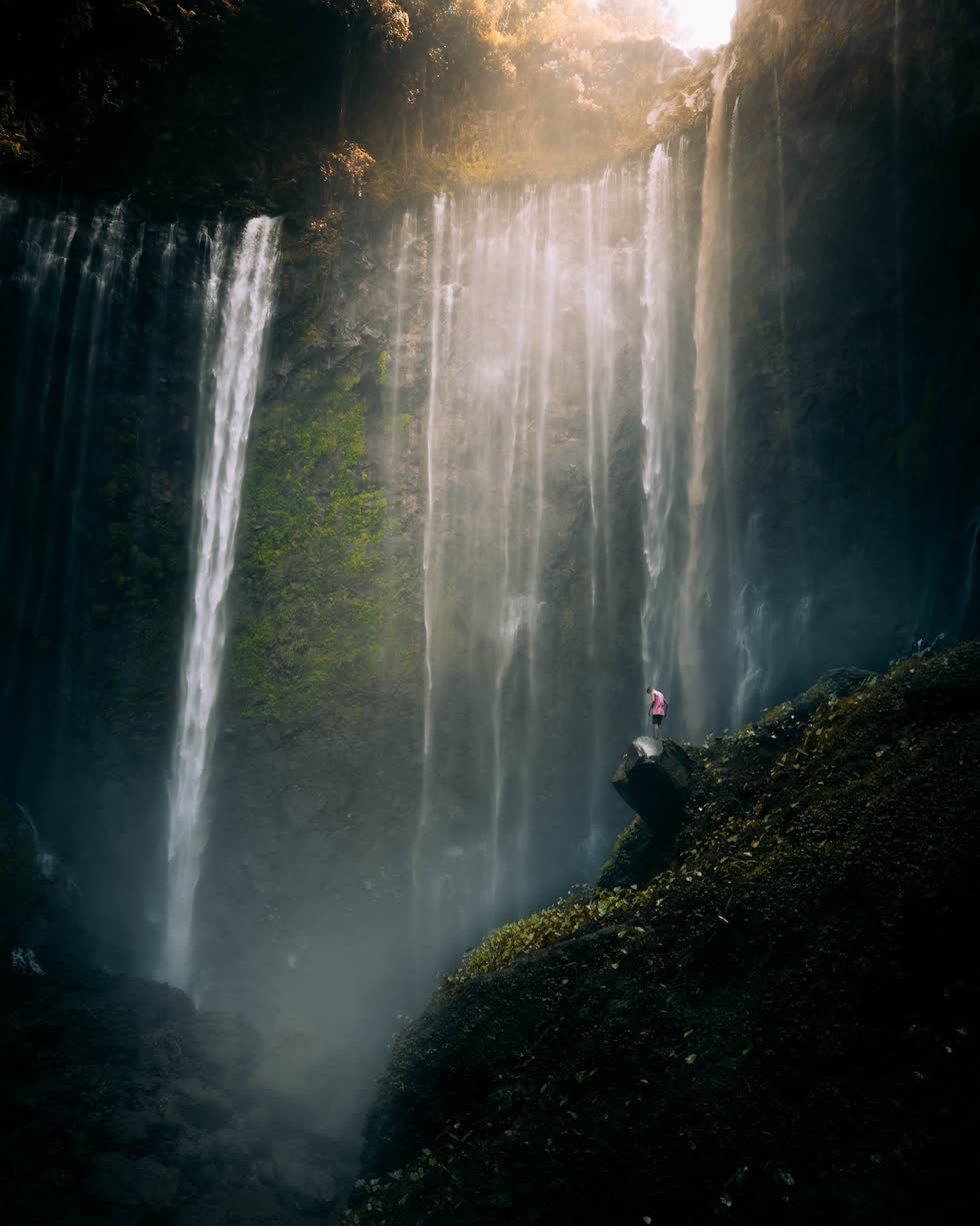   Chụp ảnh này mà không làm ướt ống kính là một bài tập khó cho nhiếp ảnh gia này ở thác Tumpak Sewu, Đông Java. Ảnh: Jonathan Rogers.  