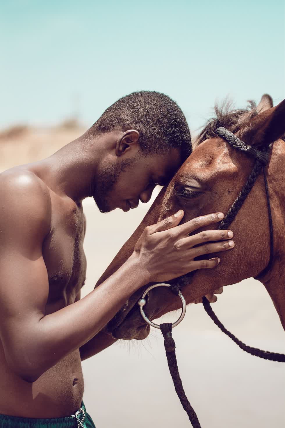   Nhiếp ảnh gia muốn thể hiện mối quan hệ thân mật, giao cảm giữa một người đàn ông và một con vật Ảnh: Clement Eastwood.  