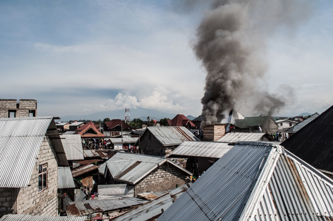 Máy bay phát nổ và bốc cháy sau khi rao xuống khu dân cư. Ảnh: AFP.