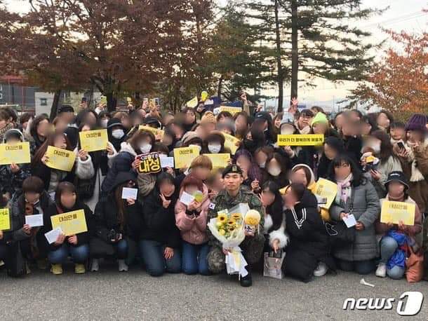 Hàng nghìn fan hâm mộ chào đón Taeyang, Daesung xuất ngũ bất chấp cái lạnh 1,3 độ C