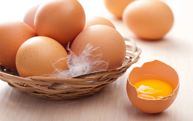 Cách phân biệt trứng gà thật và giả.