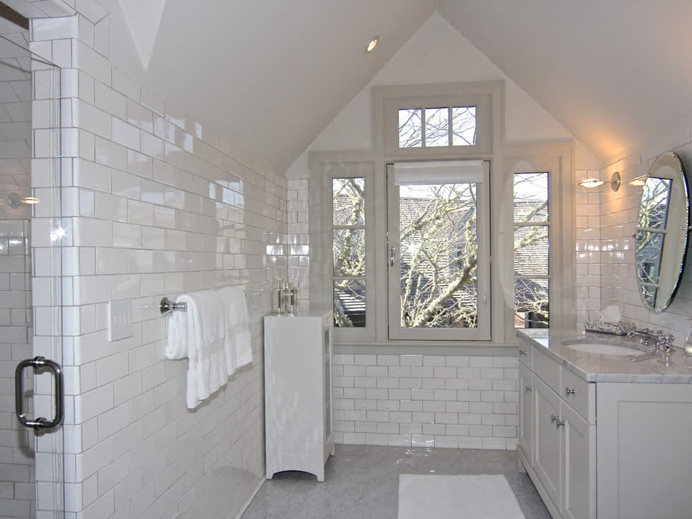 Những tấm ảnh trong đăng tải rao bán cho thấy dinh thự có phòng tắm theo phong cách tối giản và thiết kế phóng khoáng.