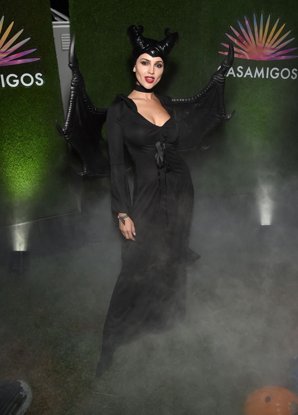   Eiza González hóa trang thành Maleficent tại bữa tiệc Halloween của Casamigos.  