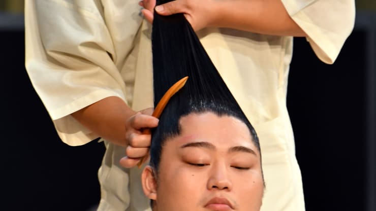 Đô vật sumo sẽ được buộc tóc cẩn thận theo phong cách truyền thống khi tham gia thi đấu.