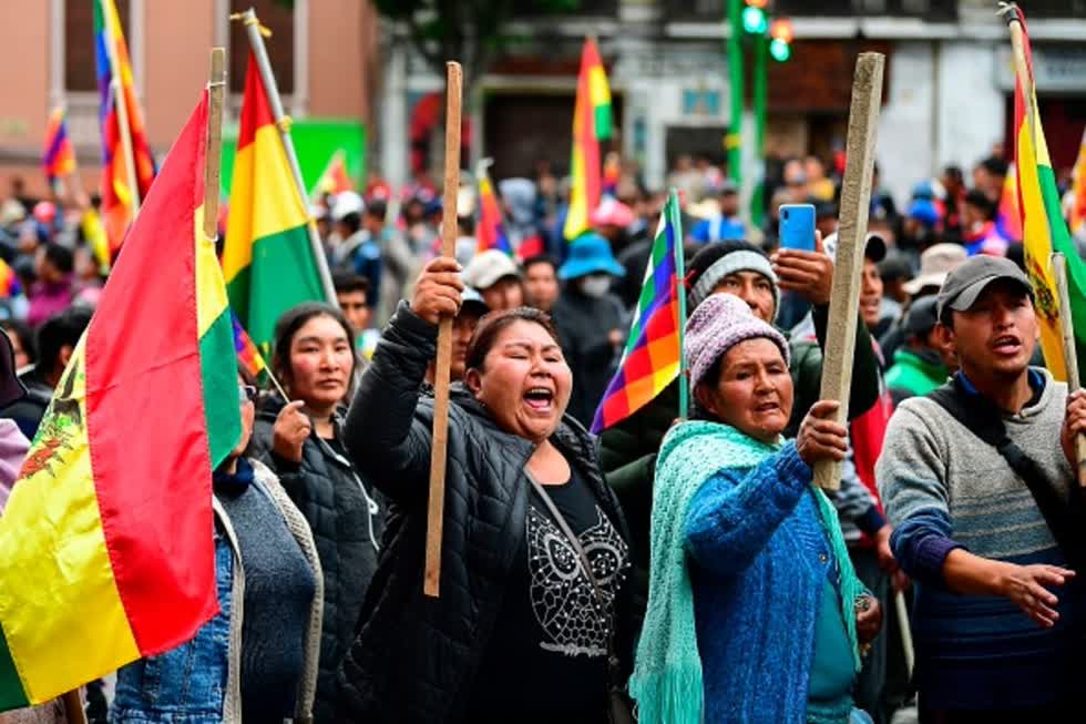 Tình trạng bất ổn tại Bolivia bùng phát kể từ khi Morales tuyên bố đắc cử nhiệm kỳ thứ tư hôm 20/10. Phe đối lập cáo buộc có gian lận trong kết quả bầu cử, kêu gọi tổ chức bỏ phiếu lại.