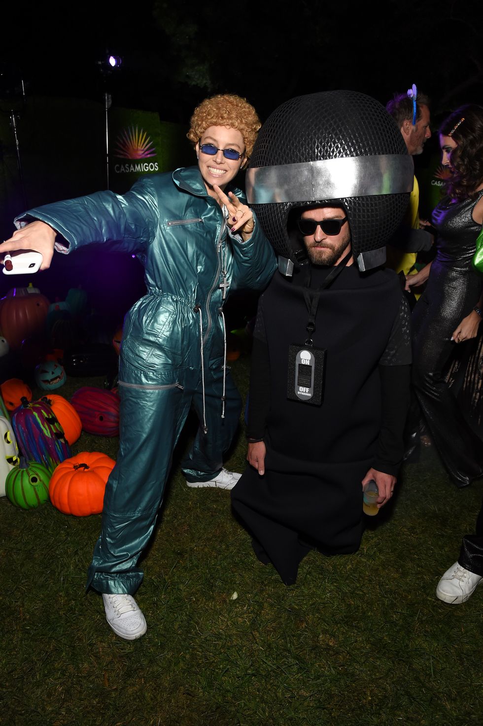   Jessica Biel hóa thân thành Justin Timberlake thời * NSYNC  trong khi Justin Timberlake biến thành chiếc mic di động trong tiệc Halloween của Casamigos.  