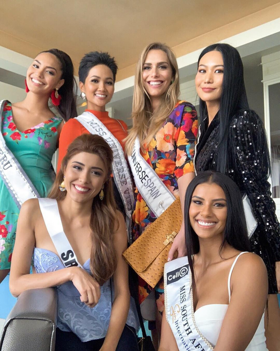 Asngela Ponce tạo được ấn tượng và thiện cảm tốt với các thi sinh dự thi Miss Universe 2018.