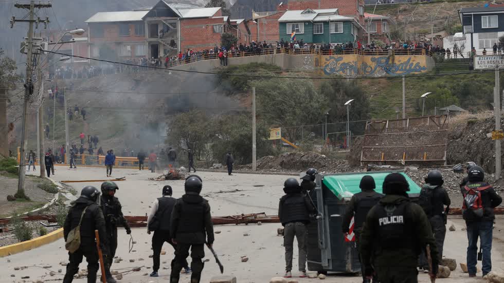 Trong vài ngày gần đây các cuộc đụng độ giữa người biểu tình và lực lượng cảnh sát diễn ra gay gắt, khiến tình trạng Bolivia rơi vào hỗn loạn, vì thế một Tổng thống lâm thời là điều cần thiết.