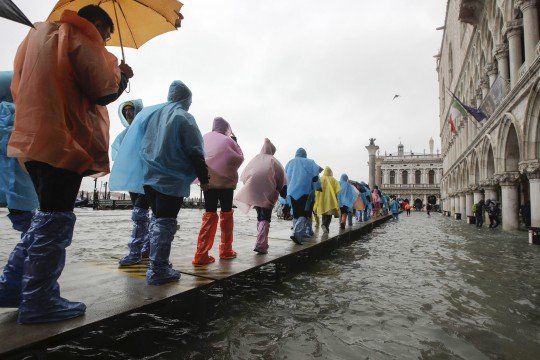   Thị trưởng Luigi Brugnaro cảnh báo thiệt hại nghiêm trọng này sẽ “để lại vết thương không thể xóa nhòa” với Venice sau khi thủy triều gây ngập lụt 85% diện tích thành phố.   
