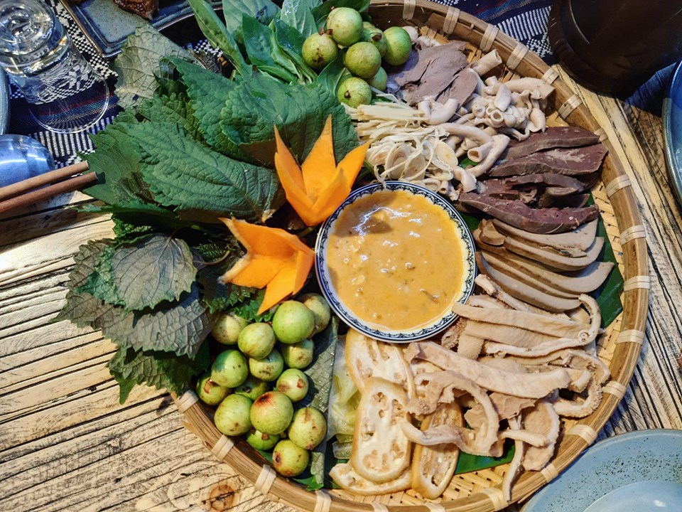 Du khách có thể tự tay vào bếp chế biến những món ăn đậm chất Việt. 