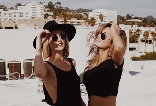 2 người mẫu nữ tốc áo, khoe trọn vòng 1 trên truyền hình vì muốn gây quỹ ung thư vú
