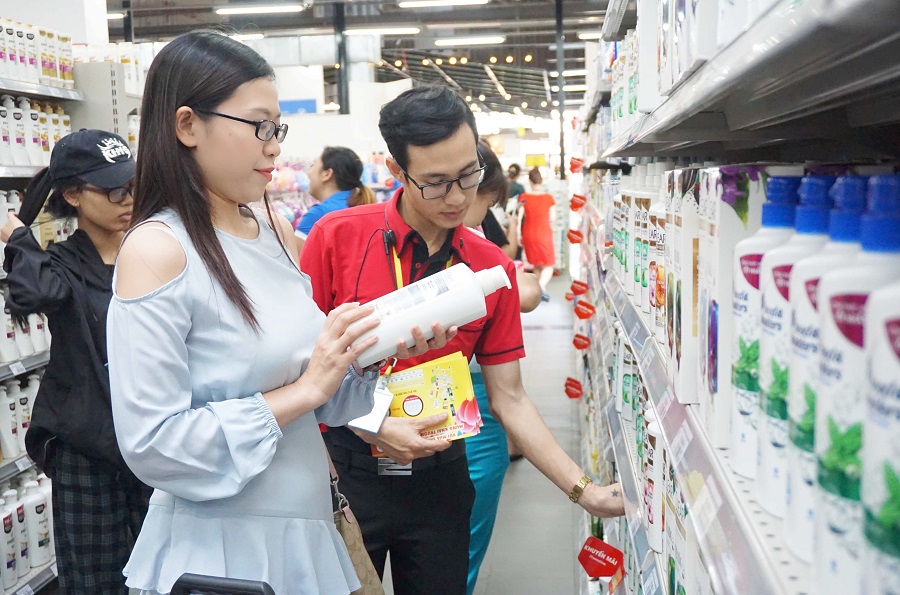 Hệ thống siêu thị Co.opmart bắt đầu giảm giá hàng tết sớm.