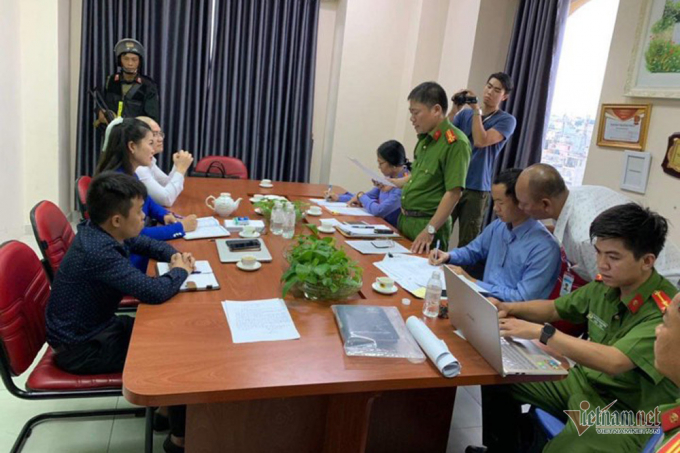 Công an tống đạt lệnh khởi tố, bắt giam đối với anh em Nguyễn Thái Luyện - Nguyễn Thái Lĩnh trong chiều 18/9.