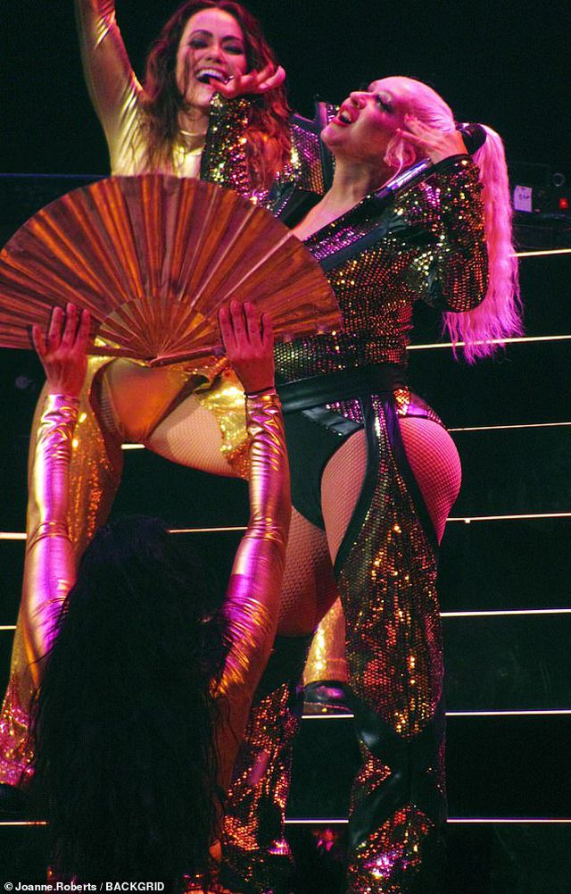Christina Aguilera khiến khán giả bất ngờ trước vóc dáng phát tướng của nữ ca sĩ trong màn trình diễn tại sân vận động Wembley ở London, Anh quốc ngày 10/11.