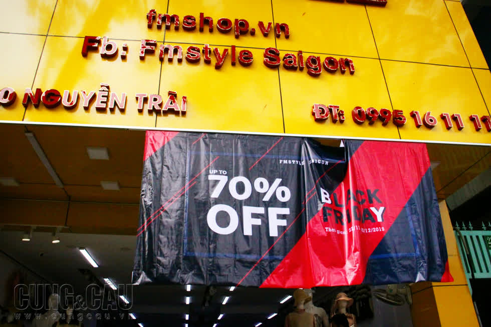Các cửa hàng kinh doanh thời trang rực đỏ với đủ loại ba nô giảm giá 