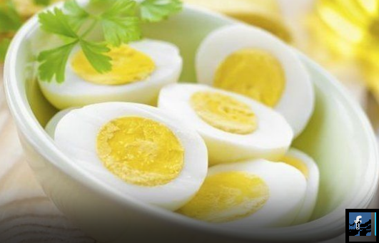 Trứng luộc: Đây là một lựa chọn tốt của nhiều chất dinh dưỡng thiết yếu bao gồm protein và choline. Hai quả trứng luộc chín sẽ giúp bạn cảm thấy no trong một thời gian dài và ngăn bạn ăn quá nhiều. Do đó, nó là một thực phẩm hoàn hảo để giảm cân.
