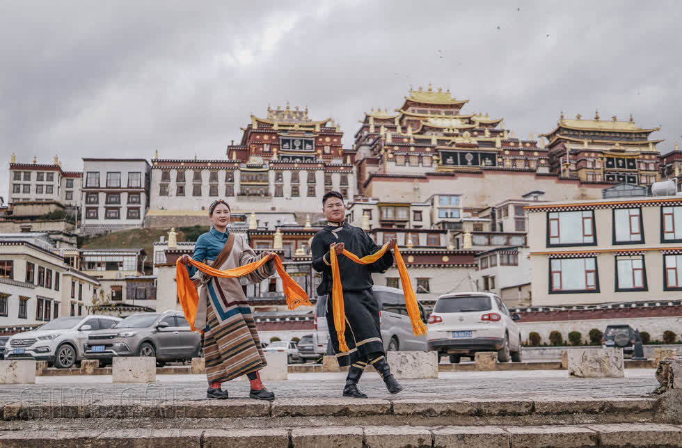 Cổ trấn Shangri-La (Dukezong Ancient Town): Nơi tập trung sinh sống lâu đời của người Tạng có tuổi đời trên 1.300 năm được bảo tồn tốt nhất ở Trung Quốc. Tới nơi đây, du khách sẽ được chiêm ngưỡng hàng trăm căn nhà kiểu Tây Tạng cổ xưa được gìn giữ cẩn thận, được những người Tạng hiếu khách giới thiệu những nét văn hóa đặc trưng, nếp sống sinh hoạt thường ngày và nhiệt tình giúp đỡ.