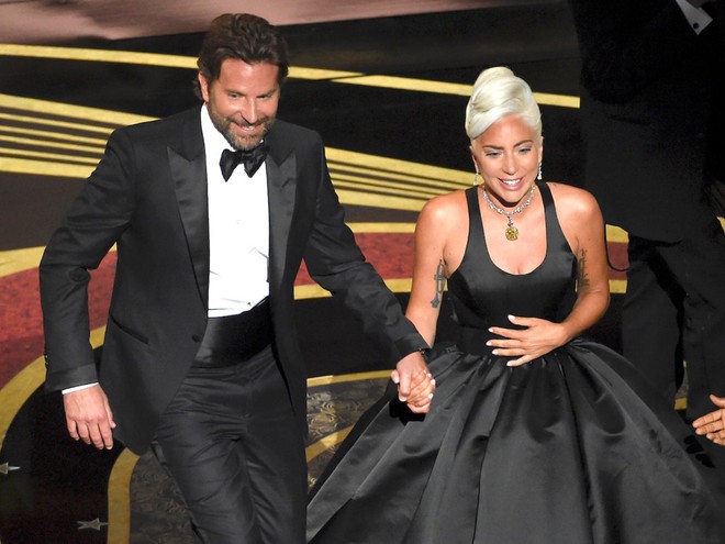 Lady Gaga thừa nhận tình cảm với Bradley Cooper chỉ là dàn dựng