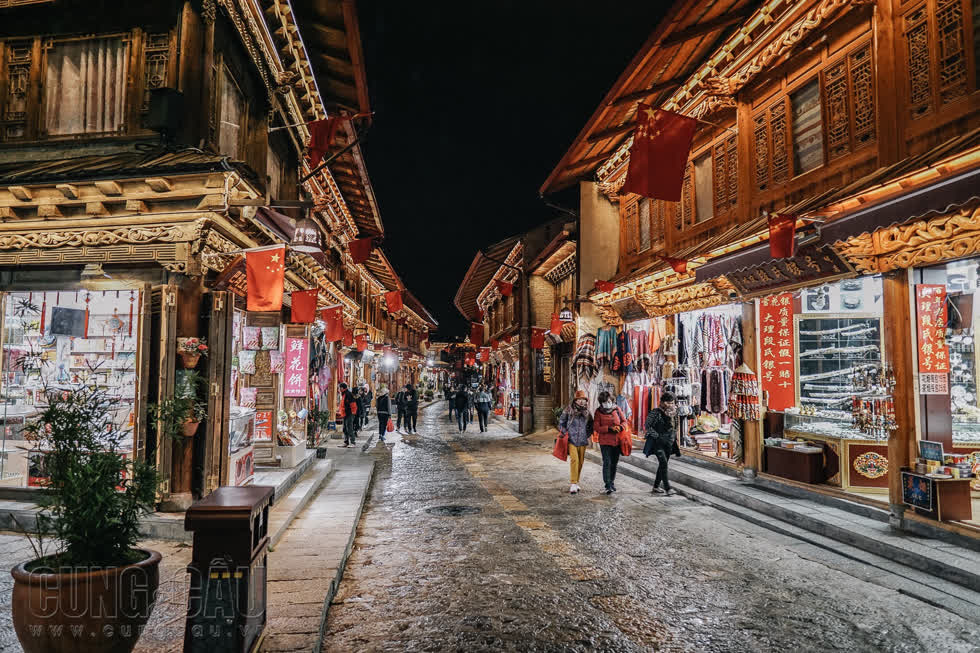 Dạo bước quanh khu phố cổ về đêm dưới tiếc trời se lạnh là cảm giác tuyệt vời cho chuyến du lịch trải nghiệm tour Shangrila - Lệ Giang.