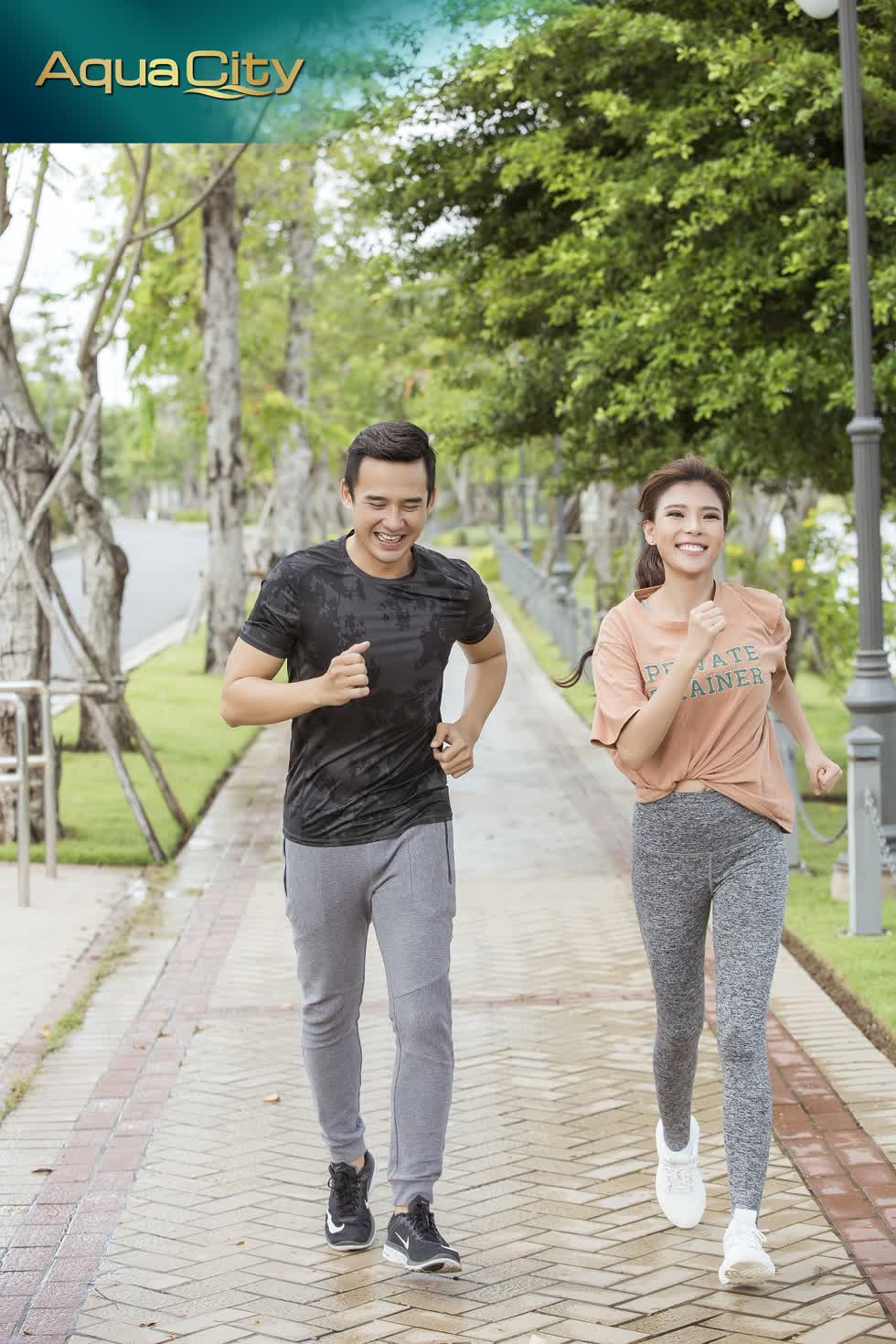 Đi dạo, chạy bộ là thói quen của đôi uyên ương từ lúc yêu cho đến khi cưới.