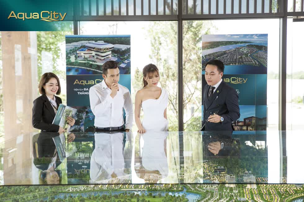Vợ chồng tham quan trải nghiệm dự án Đô thị sinh thái thông minh Aqua City khi có ý định mua nhà mới.  