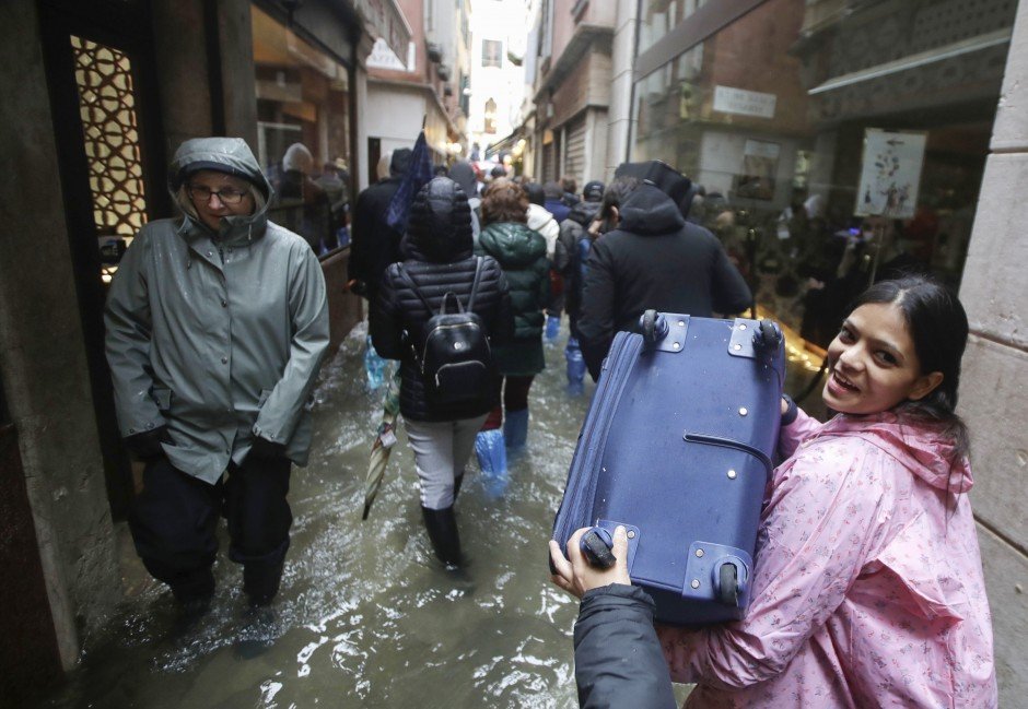 Cảnh tượng người dân lũ lượt di dời khỏi nơi cư trú để tránh trận lụt kinh hoàng này. 