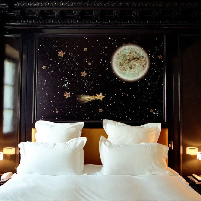 Căn phòng ngủ mang chút hơi hướng cổ điển với thiết kế phần đầu giường đầy ấn tượng để bạn làm theo.