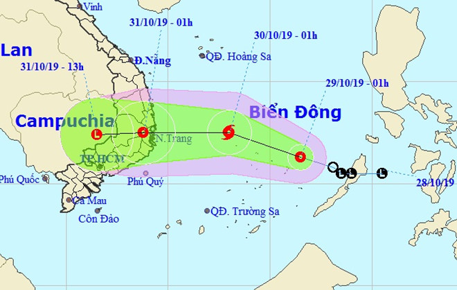 Áp thấp nhiệt đới có thể mạnh lên thành bão trong ngày 30/10 và có hướng di chuyển vào đất liền Bình Định - Ninh Thuận. Ảnh: NCHMF. 