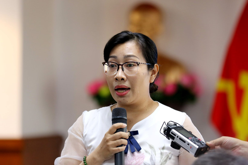Bà Nguyễn Thành Phụng trả lời nhiều câu hỏi của phóng viên về công tác bảo vệ an toàn cho trẻ em nữ tại các trung tâm xã hội.